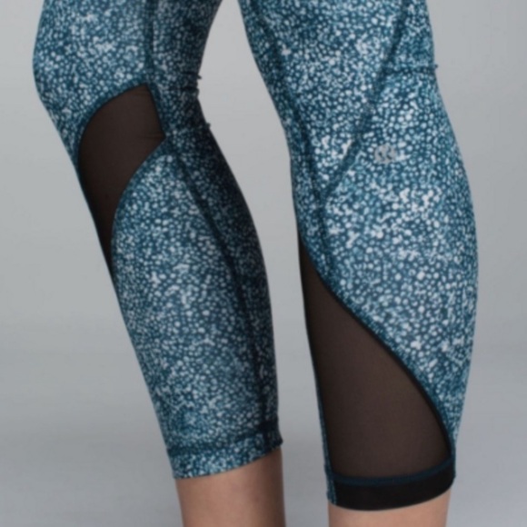 SALE! Lululemon Teal and White Inspire Tight Leggings - Picture 12 of 12